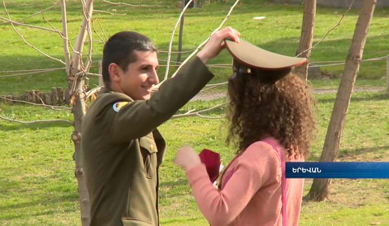 Զինծառայողները տոնական համերգով շնորհավորեցին Մայրերի տոնը