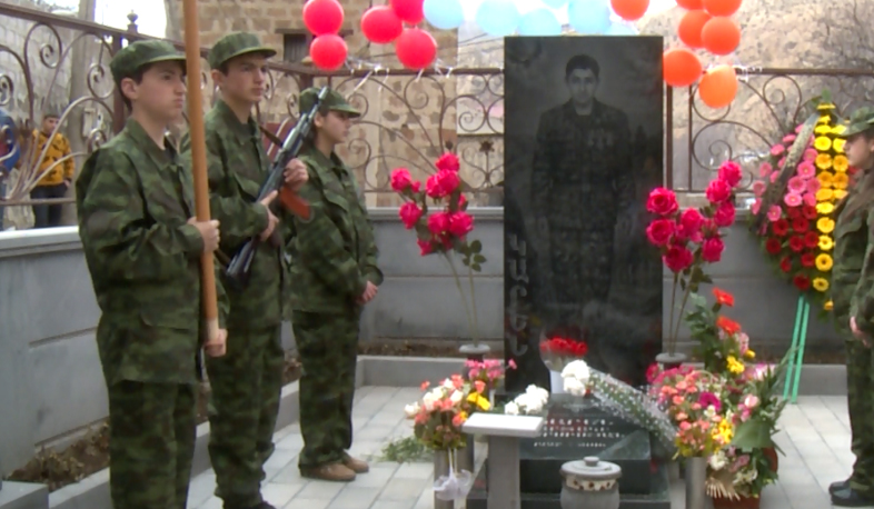 Խաչքար՝ Ապրիլյան պատերազմի հերոս Կարեն Ներսիսյանի հիշատակին