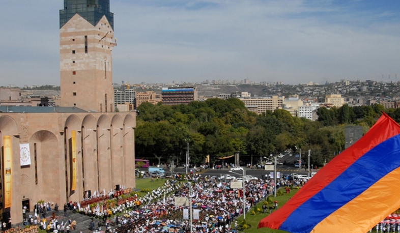 Հեծանիվով, տանիքների վրա, ամբիոնների մոտ. Երևանում ընտրություններ են