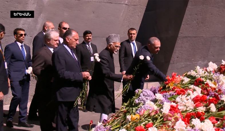 Հնդկաստանի փոխնախագահը այցելել է Ծիծեռնակաբերդի հուշահամալիր