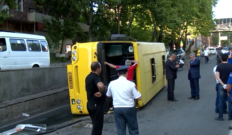 Երևանում մարդատար ավտոբուս է կողաշրջվել