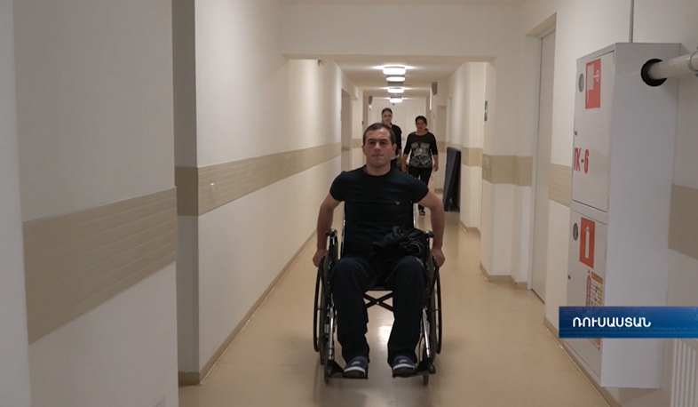 Ապրիլյան պատերազմի զինվոր Ռոլանդ Սահակյանը ապաքինվում է