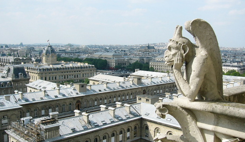 Փարիզում մուրճով հարձակում է տեղի ունեցել ոստիկանների վրա