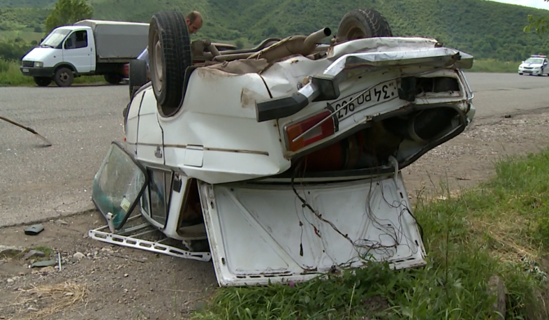 Խաշթառակի խաչմերուկում Վոլոդյա Ռևազյանի մեքենան գլխիվայր շրջվել է