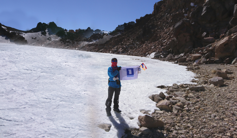 Արարատի գագաթին ծածանված Հանրայինի դրոշը՝ Սաբալանի գագաթին