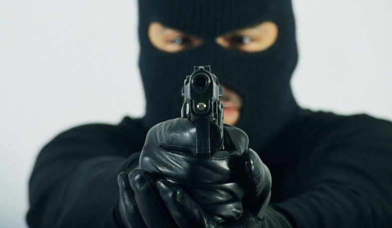 Masked person enters supermarket Tsiran with a gas pistol