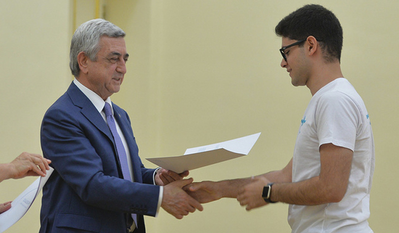 Սերժ Սարգսյանը հանդիպել է «Լույս» հիմնադրամի կրթաթոշակառուների հետ