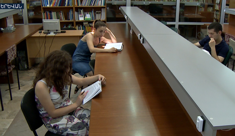 Ժամանակակից հայ գրողների մեծադիր լուսանկարները Երևանյան փողոցներում