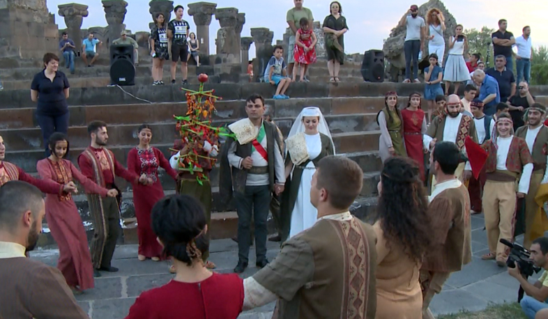 Ավանդական հայկական հարսանիք Զվարթնոցի տաճարում