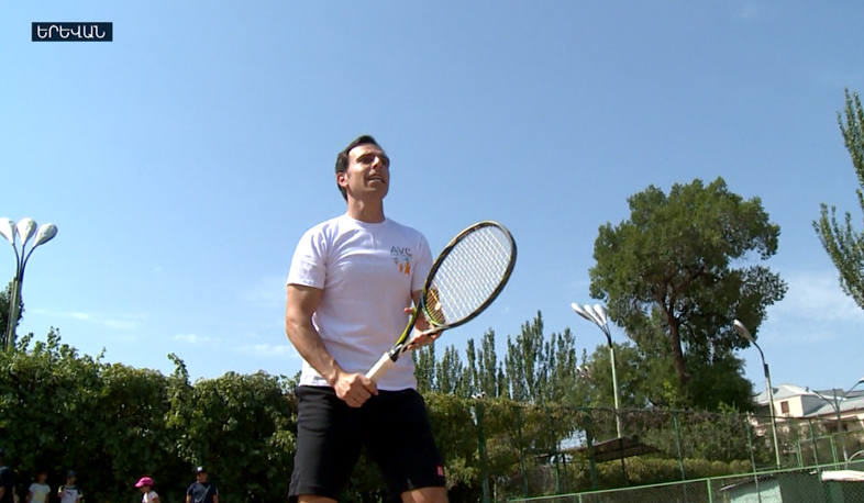 Armenian-Brazilian volunteer A. Markosyan teaches tennis