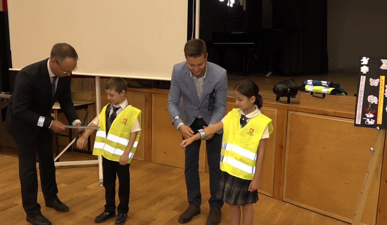 High-visibility jackets and bags to schoolchildren from Lithuanian Embassy