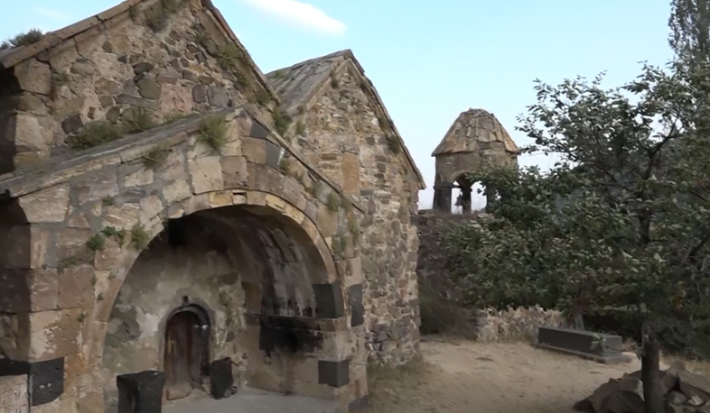 Տոհմական գերեզմանոց՝ Հովհան Օձնեցու դամբարանի տարածքում