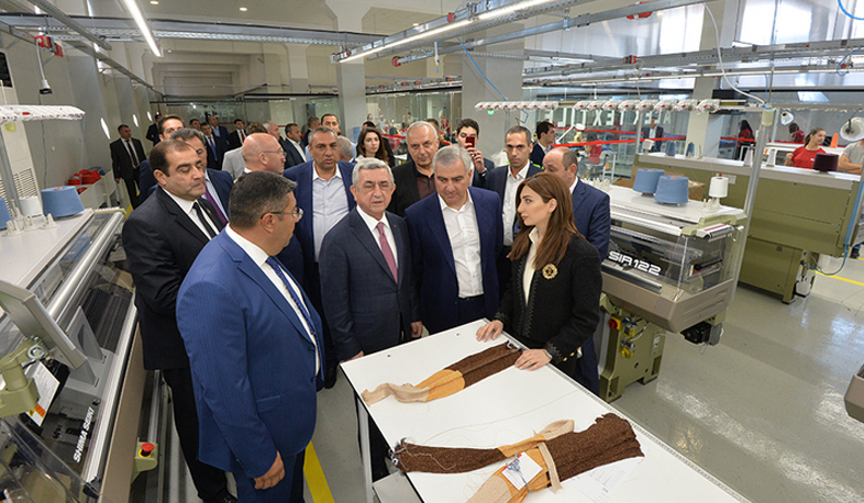 ՀՀ Նախագահն այցելել է «Երևան շոու-2017» և «Ալեքս տեքստիլ» ընկերության նոր արտադրամաս