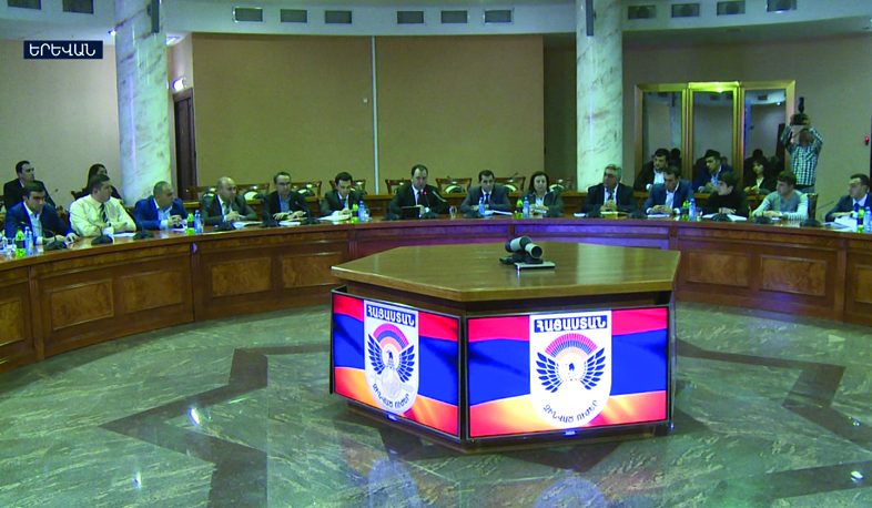 ՊՆ ղեկավարը և տարկետման կասեցման դեմ պայքարողները