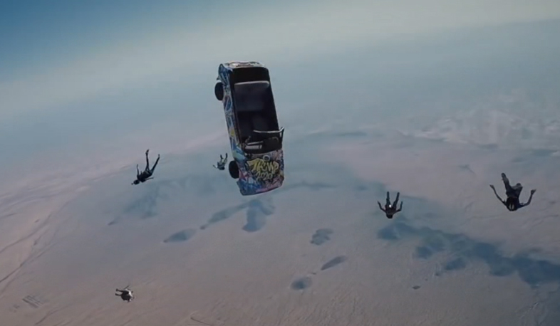 Մեքենայով թռիչք 9 կմ բարձրությունից