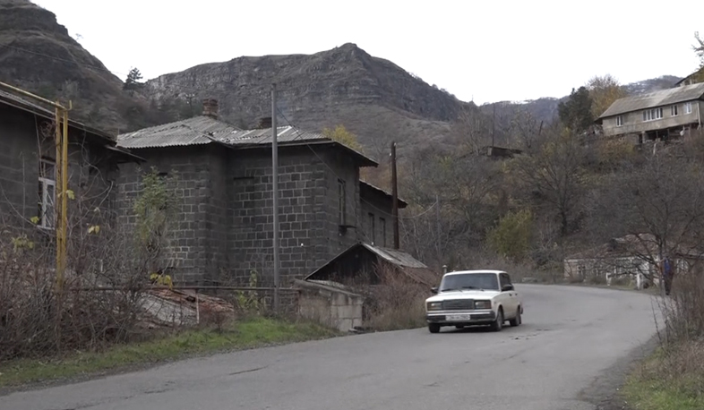 Մայրուղու վրայի շենքը