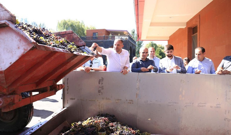 Վահան Քերոբյանն Արմավիրի մարզում հետևել է խաղողի մթերումներին և քննարկել առկա խնդիրները