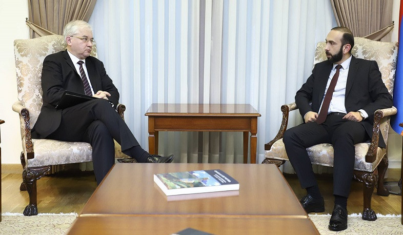 Hazırkı vəziyyətdə erməni tərəfi ATƏT-in MQ həmsədrliyinin və həmsədr ölkələrinin fəal iştirakını gözləyir: Mirzoyan Xovayevlə görüşüb