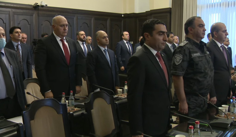 Կառավարության անդամները մեկ րոպե լռությամբ հարգեցին Ադրբեջանի ագրեսիայի հետևանքով զոհերի հիշատակը