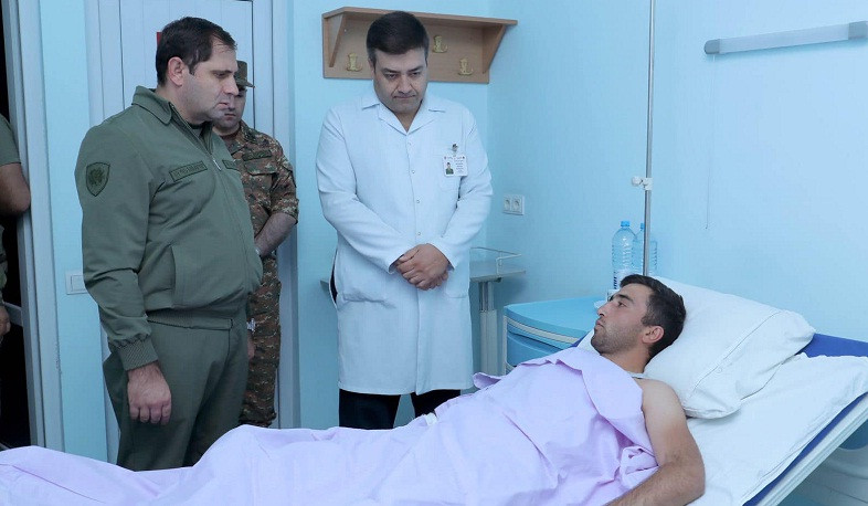 Սուրեն Պապիկյանը տեսակցել է ադրբեջանական լայնածավալ ագրեսիայի հետևանքով վիրավորում ստացած զինծառայողներին