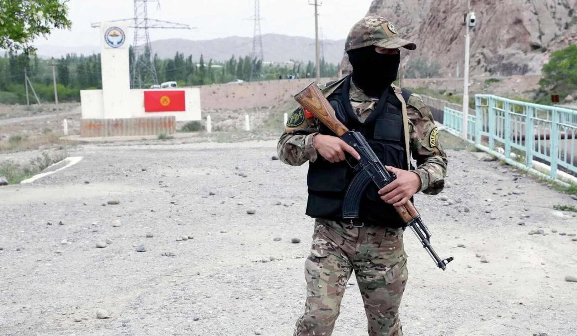 На границе Кыргызстана и Таджикистана продолжаются вооруженные столкновения