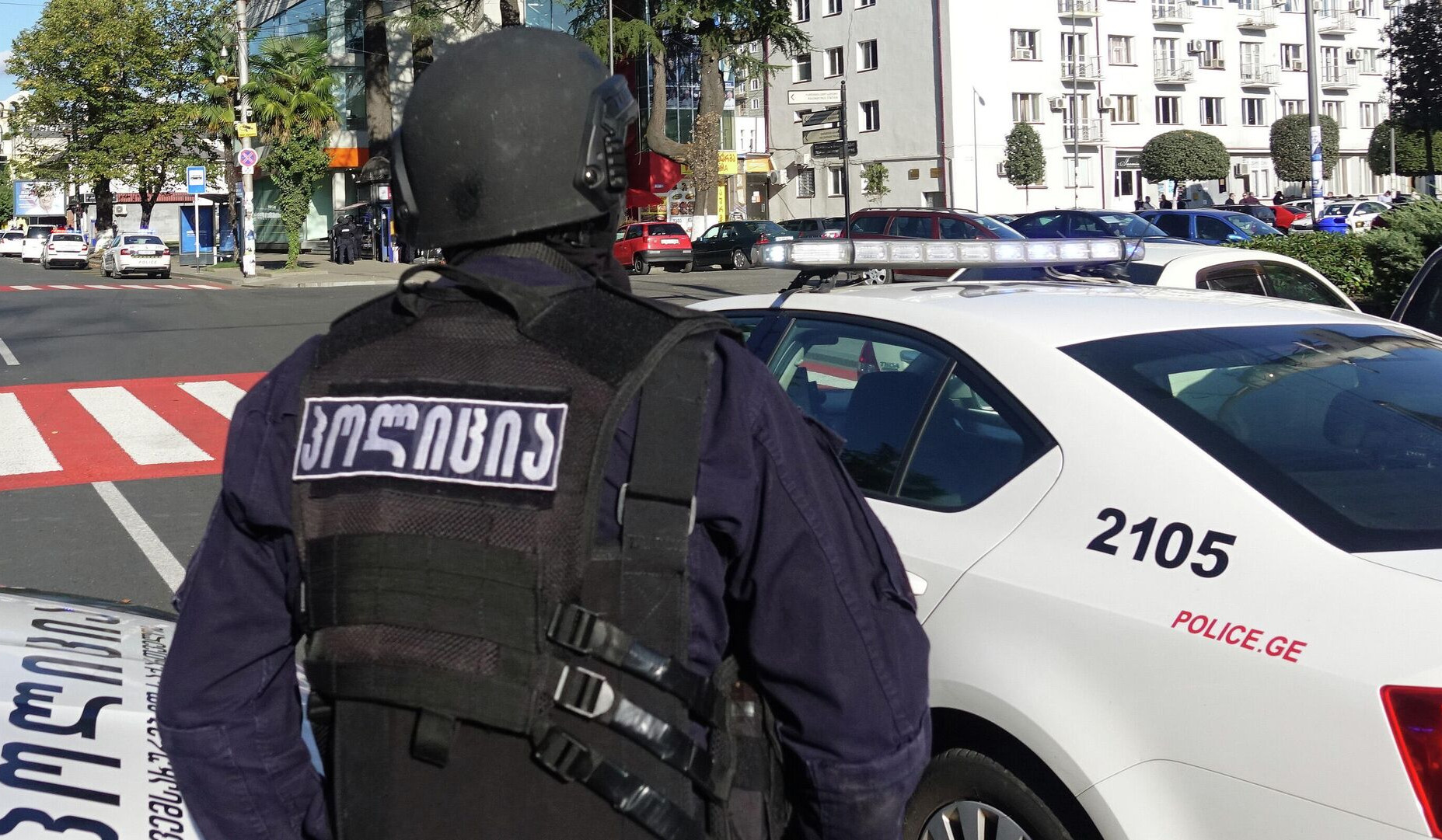 Armed man holds hostages at bank in Kutaisi
