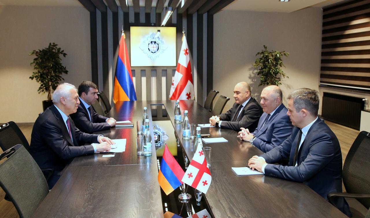 ER səfiri və Gürcüstanın Dövlət Təhlükəsizliyi Xidmətinin rəhbəri regional çağırışlara toxunublar