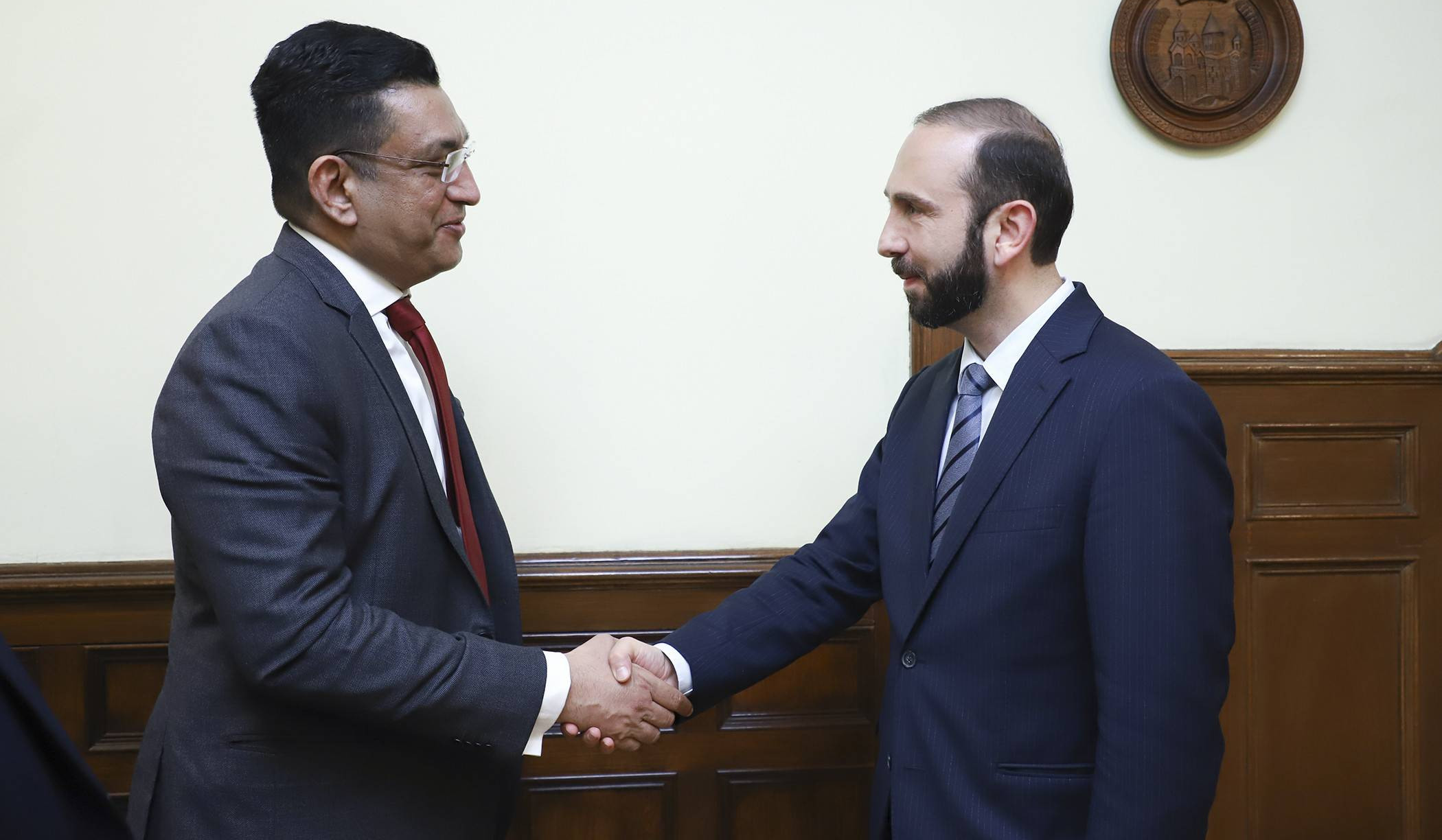 Арарат Мирзоян на встрече со своим коллегой из Шри-Ланки осудил нападения Азербайджана на мирное население
