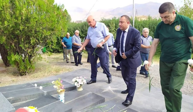 Վայոց ձորի մարզպետը հարգանքի տուրք է մատուցել զոհված վայոցձորցիների հիշատակին