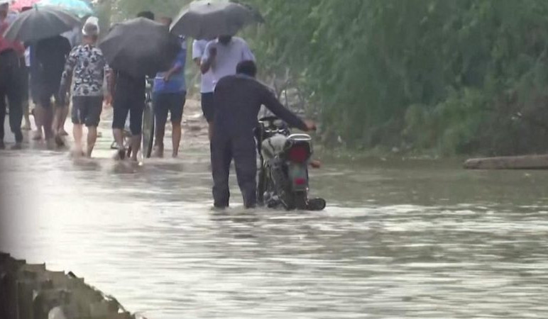 Road turns into ‘swimming pool’ as rains batter north India