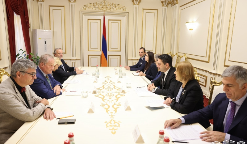 Ален Симонян и делегация во главе с руководителем группы дружбы Франция-Армения обсуждали вопрос немедленного вывода азербайджанских вооруженных сил с суверенной территории РА