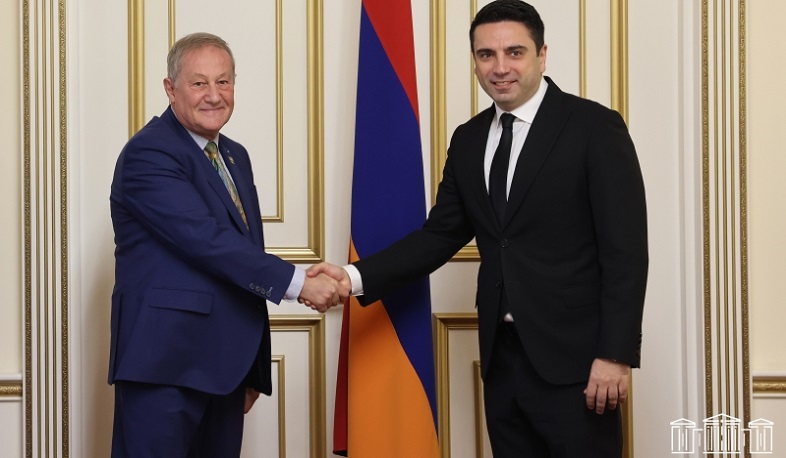 Alen Simonyan və Fransa-Ermənistan dostluq qrupunun rəhbəri Azərbaycan SQ-nin ER suveren ərazisindən dərhal çıxarılması məsələsini müzakirə ediblər