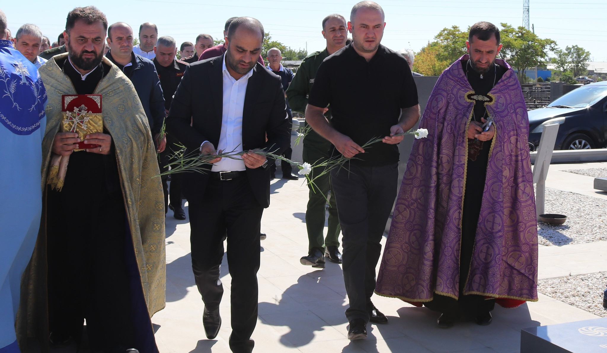 Արարատի մարզպետն Արտաշատի քաղաքային պանթեոնում հարգանքի տուրք է մատուցել 44-օրյա պատերազմի զոհերի հիշատակին