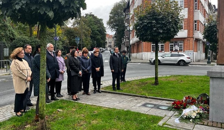 Բրյուսելի Անրի Միշո հրապարակի հայկական խաչքարի մոտ ծաղիկներ են խոնարհվել` ի հիշատակ 44-օրյա պատերազմի զոհերի
