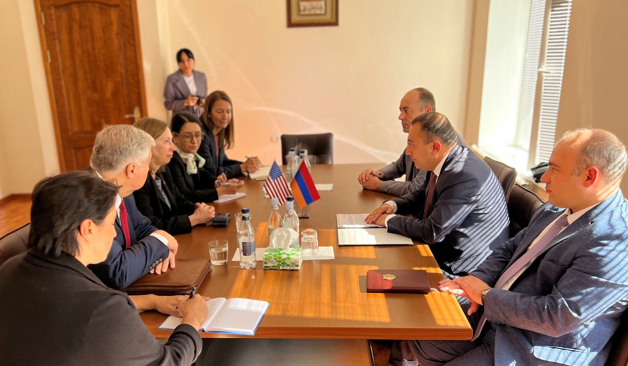 ABŞ-ın ER-dəki səfiri və Vayots Dzor icra hakimiyyətinin başçısı Azərbaycanın təcavüzü nəticəsində yaranmış vəziyyəti müzakirə ediblər