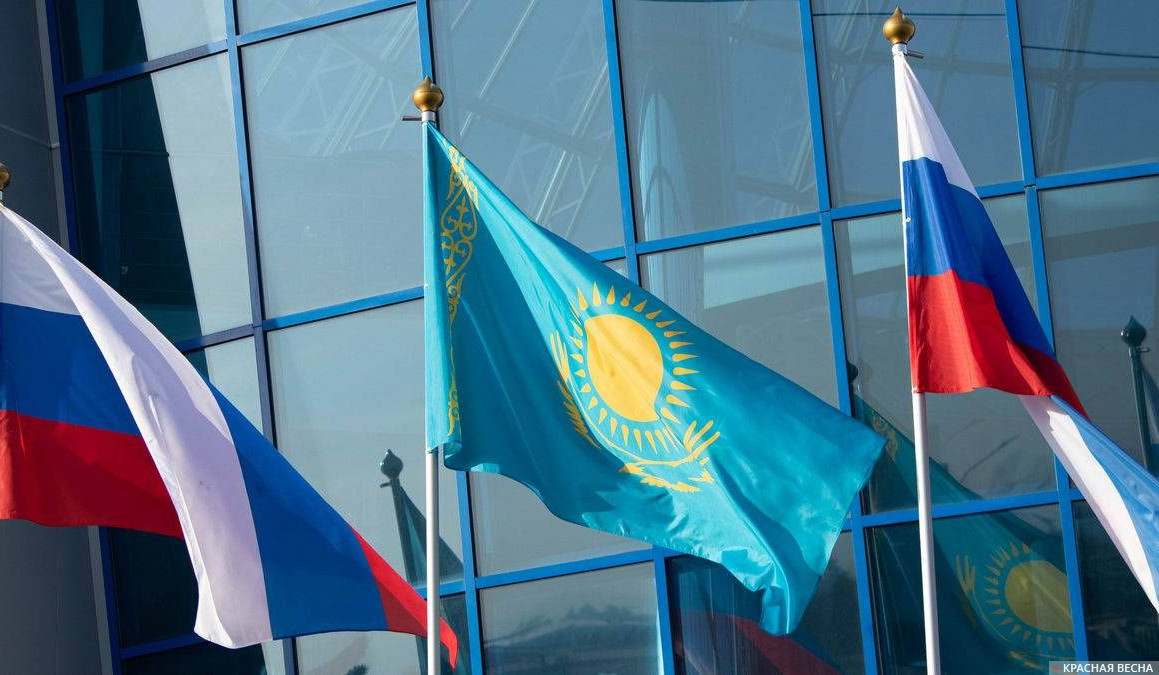 Количество въезжающих из России в Казахстан снижается