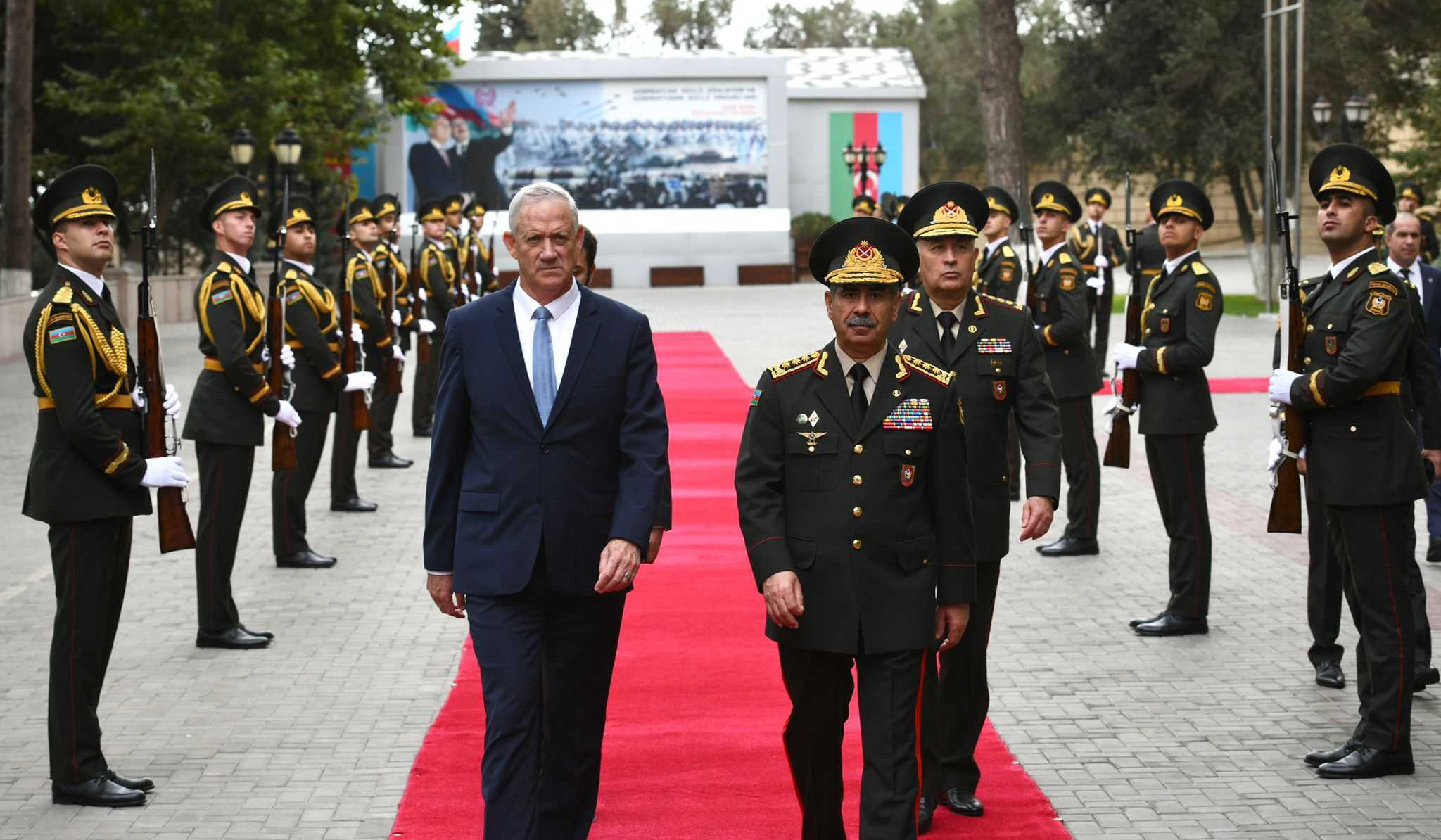 Министр обороны Израиля с Алиевым и Гасановым обсудил развитие военного сотрудничества