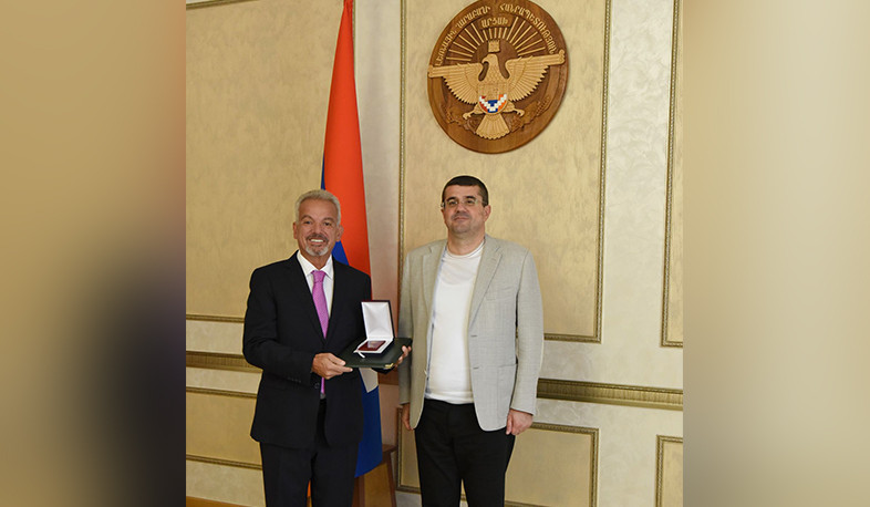 Արցախի նախագահը սփյուռքահայ բարերար Վարդան Նազերյանին պարգևատրել է «Վաչագան Բարեպաշտ» մեդալով