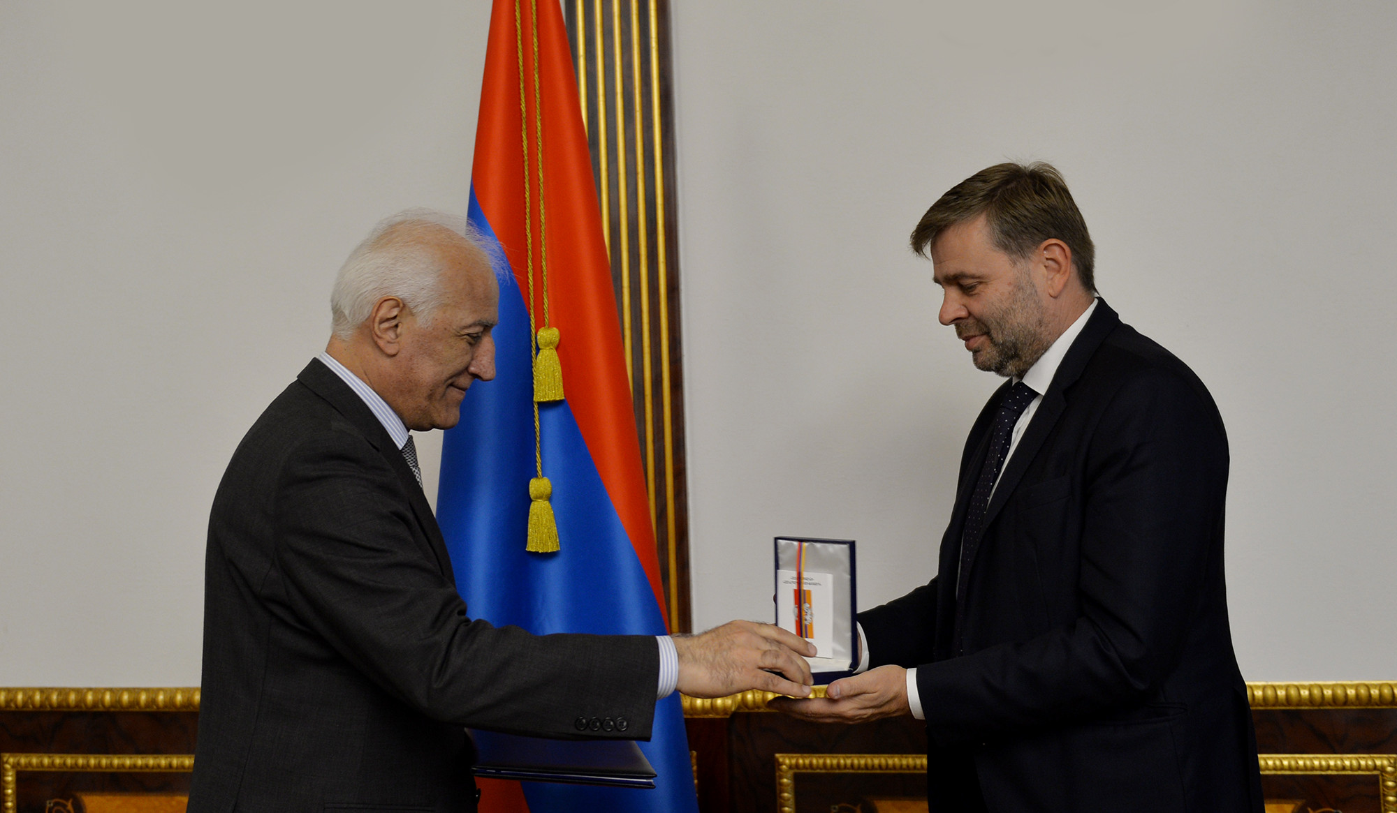 Նախագահը Երախտագիտության մեդալով է պարգևատրել Le Figaro Magazine-ի փոխտնօրեն Ժան-Քրիստոֆ Բյուիսոնին