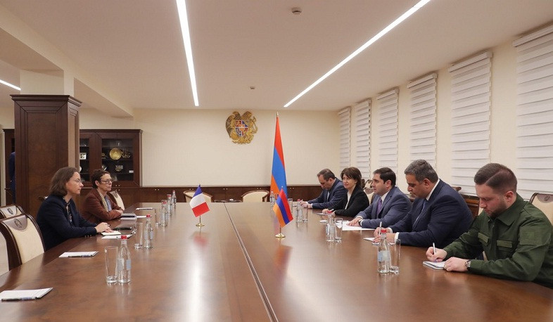 Suren Papikyanla görüşdə İzabel Dyumon Azərbaycan SQ-nin Ermənistanın suveren ərazisindən çıxarılmasının vacibliyini bir daha qeyd edib