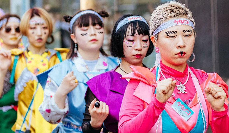 Ճապոնիայում սահմանափակումների վերացումից հետո առաջին զբոսաշրջիկներին օդանավակայանում դիմավորել են նինձյաները