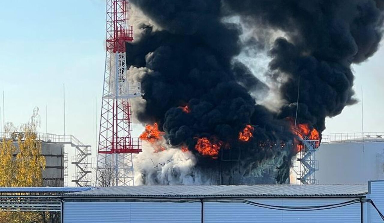 На Белгородской нефтебазе вспыхнул пожар после ракетного обстрела