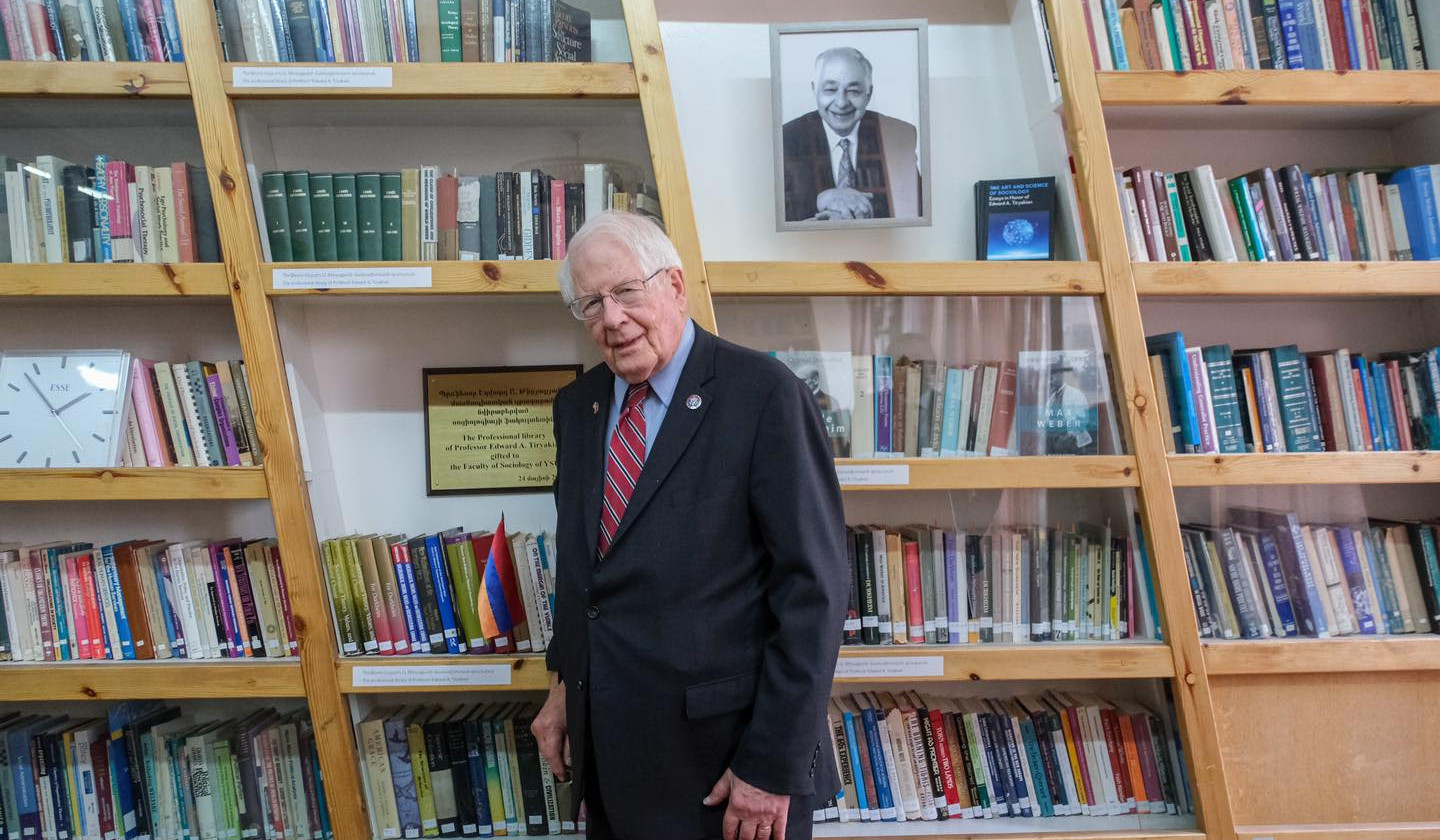Դեյվիդ Փրայսը ԵՊՀ գրադարանում ծանոթացել է ամերիկահայ սոցիոլոգ Էդվարդ Թիրաքյանի նվիրաբերած գրքերի հավաքածուին