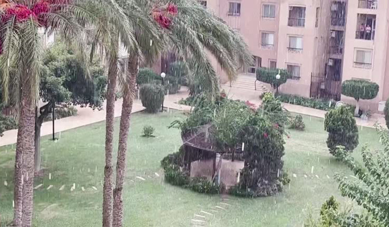Snowfall surprises residents of eastern Cairo suburb