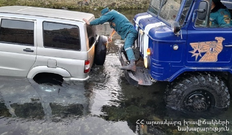 Բջնիում փրկարարները դուրս են բերել գետի մեջ արգելափակված ավտոմեքենան