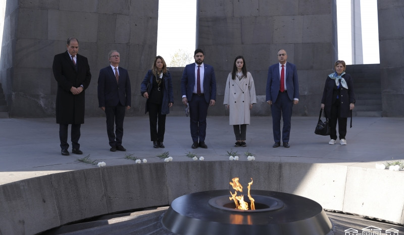 Fransa deputatları Tsitsernakaberd memorial kompleksini ziyarət ediblər