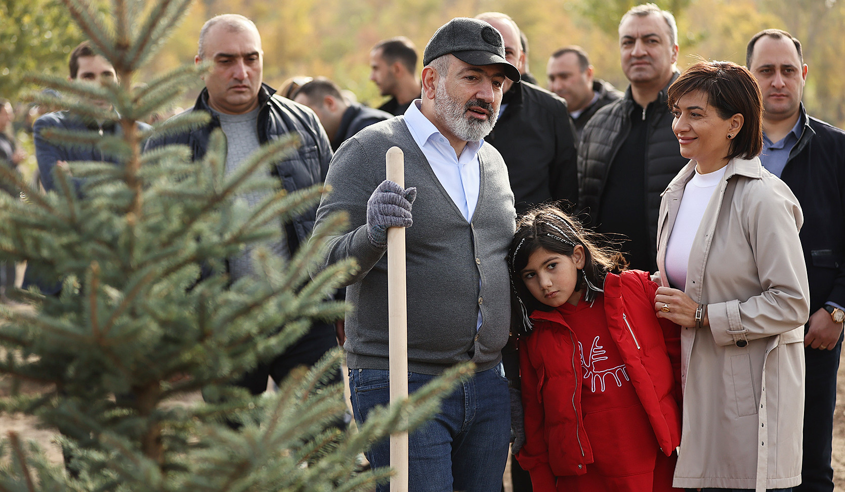 Премьер-министр вместе с семьей принял участие в организованной в Ереване посадке деревьев