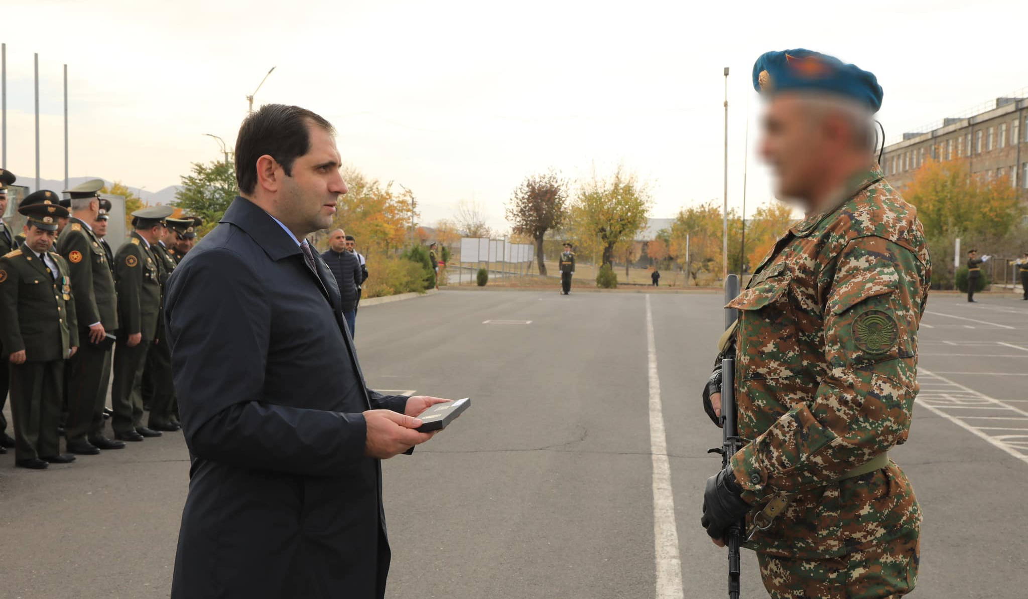 Сегодня исполняется 30 лет со дня формирования войск разведки ВС Армении: Сурен Папикян наградил группу военнослужащих