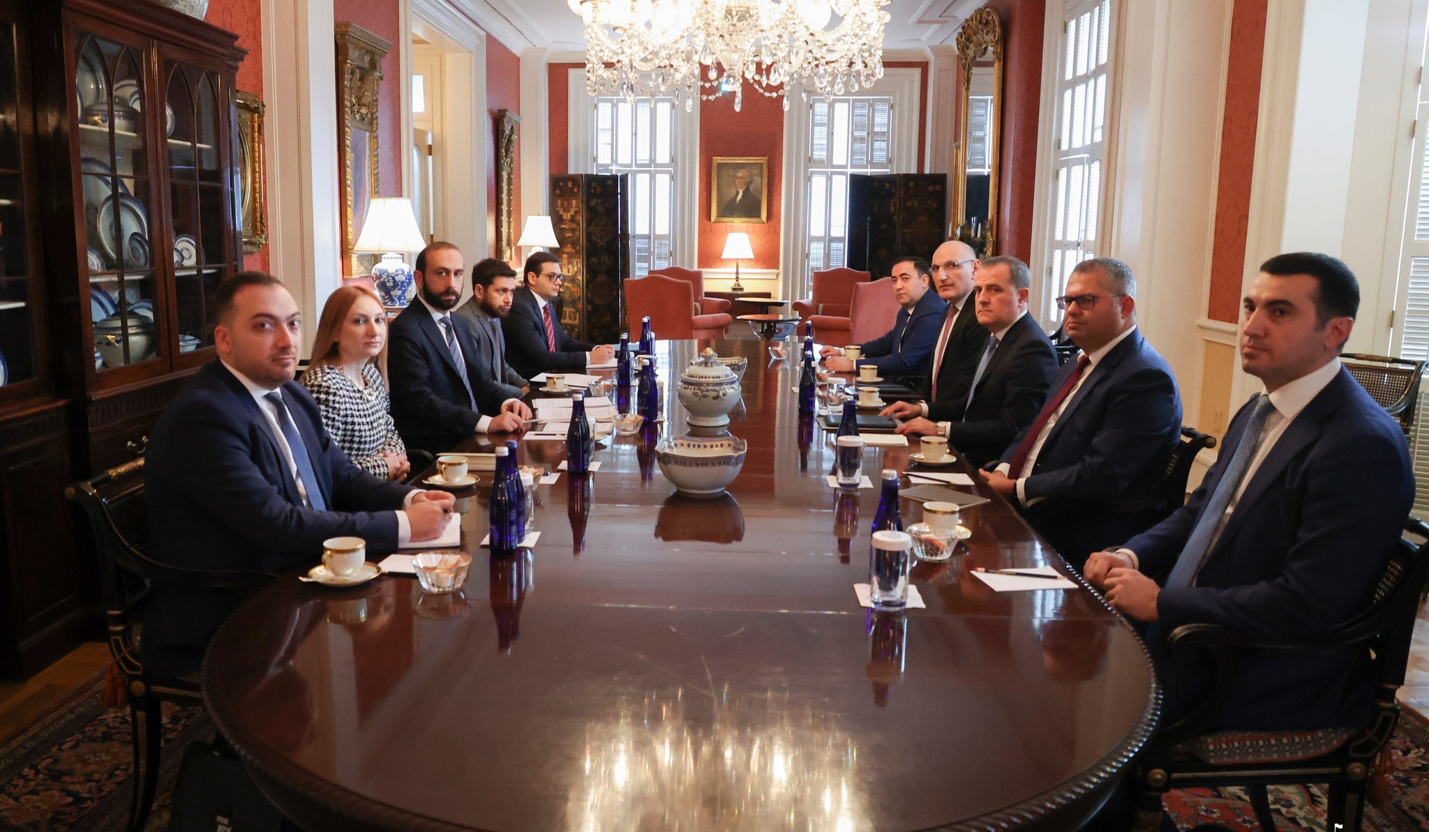 Проходит встреча во главе с министрами иностранных дел Армении и Азербайджана в расширенном составе