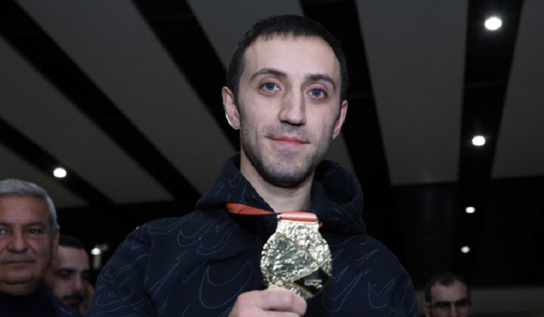 «Զվարթնոցում» դիմավորել են աշխարհի չեմպիոն Արթուր Դավթյանին և բրոնզե մեդալակիր Հարություն Մերդինյանին